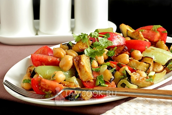 Фото салата с баклажанами и нутом