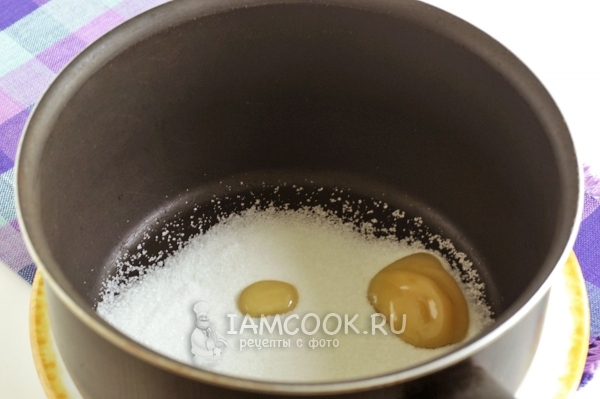 Положить в сковороду мед и сахар