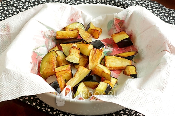 Положить готовые баклажаны на салфетку