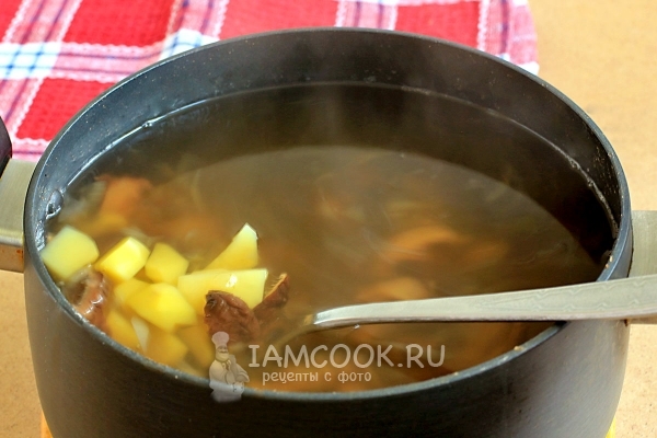 Положить картофель и грибы