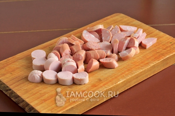 Порезать сосиски и колбасу