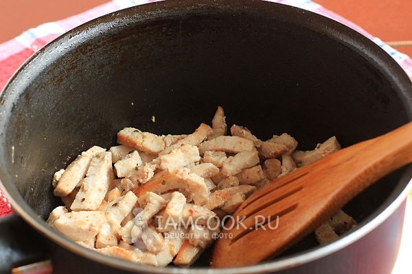 Обжарить куриное филе