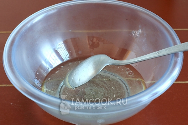 Соединить воду, соль и масло