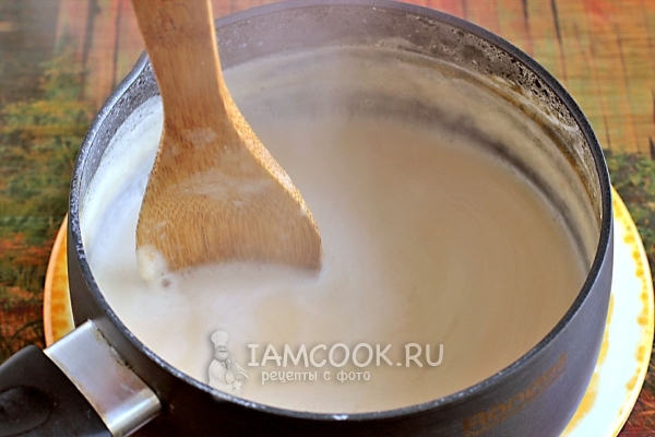 Варить молоко с сахаром