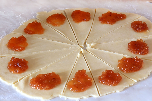 Положить на тесто повидло