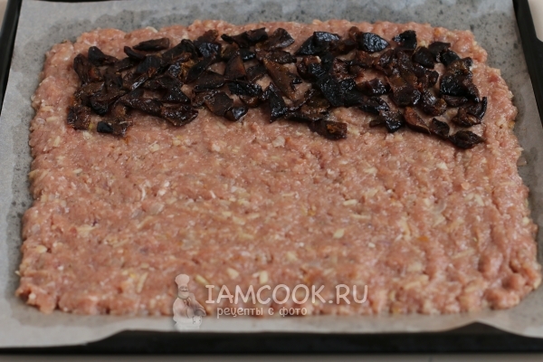 Положить на фарш чернослив