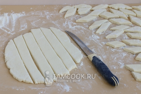 Порезать тесто на ромбики