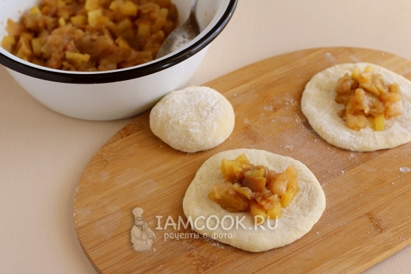 Положить на тесто начинку