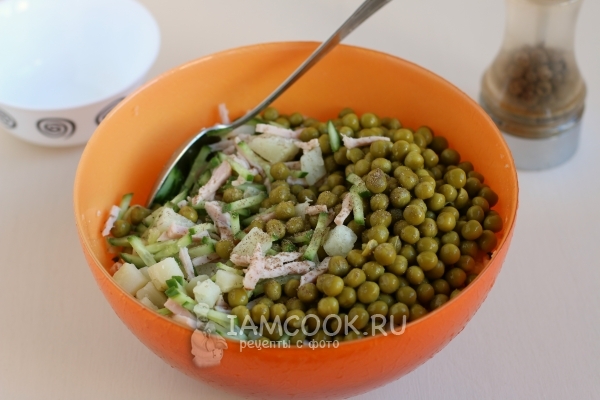 Добавить горошек, соль и перец