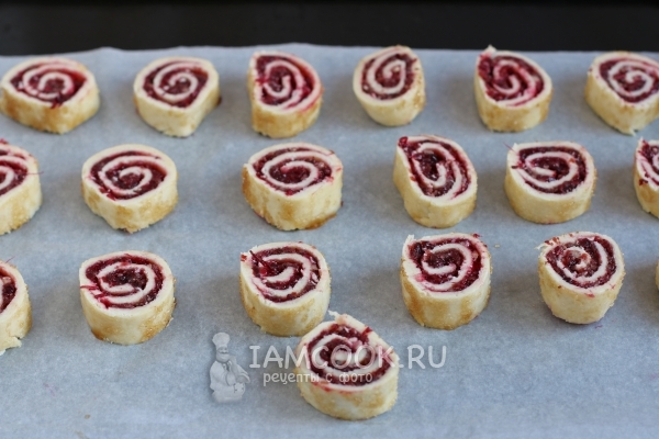 Выложить заготовки на противень