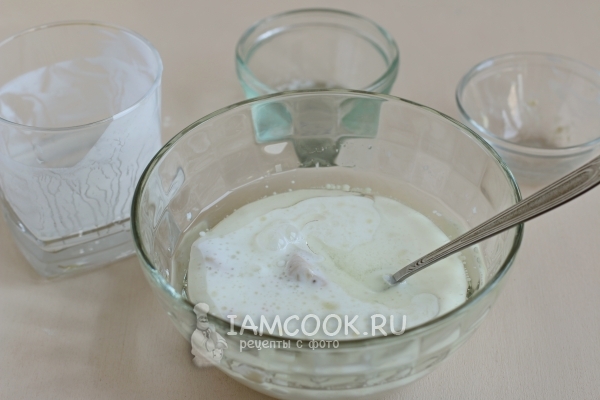 Всыпать дрожжи и сахар