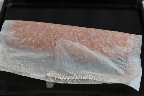 Свернуть фарш с начинкой в рулет