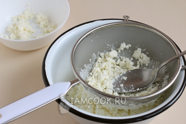 Протереть творог через сито