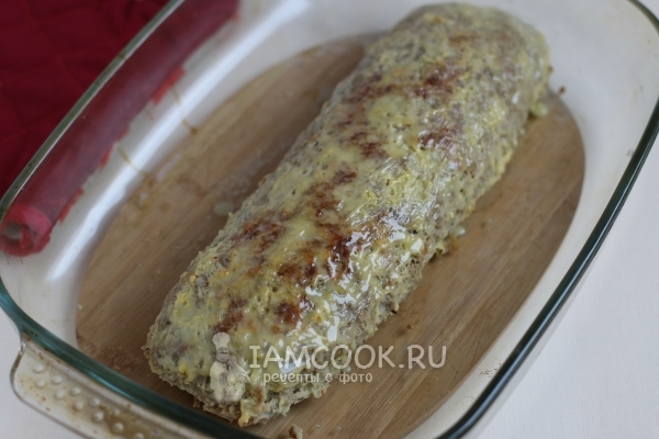 Смазать рулет яблочной смесью