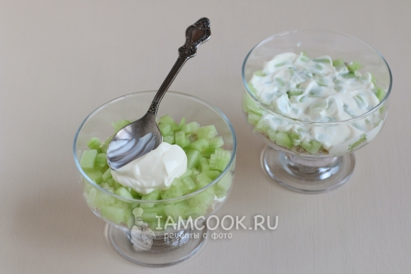 Смазать огурцы майонезом