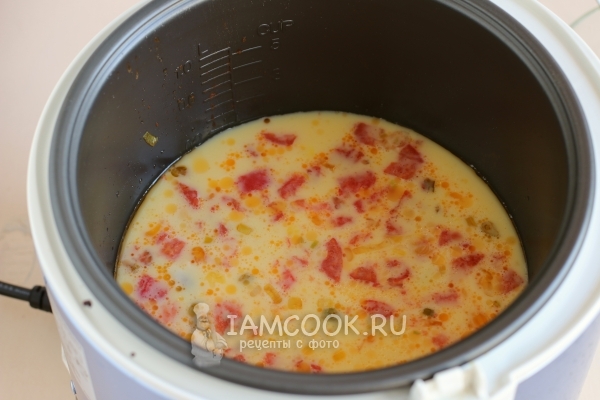 Влить яичную смесь в мультиварку