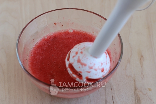 Измельчить клубничную массу