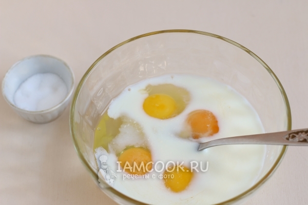 Соединить яйца с молоком и солью