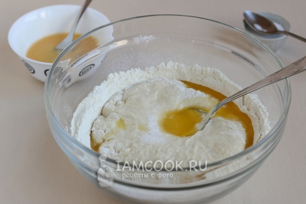 Влить масло