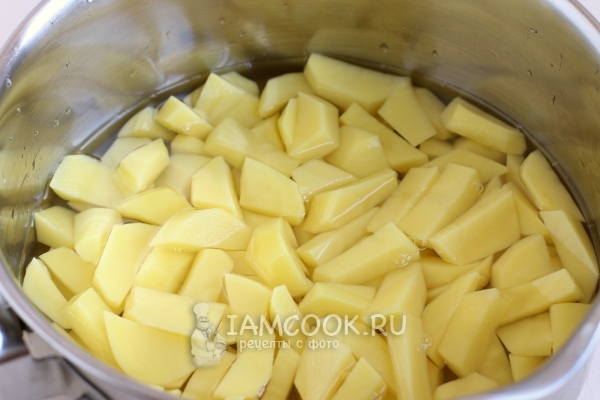 Положить картофель в воду