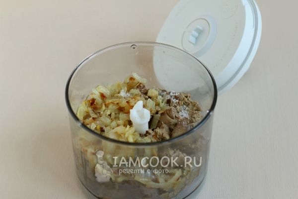 Положить лук, печень и соль в блендер