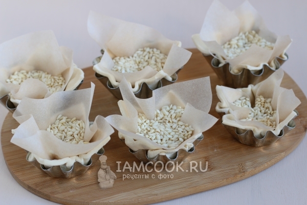 Положить на тесто груз