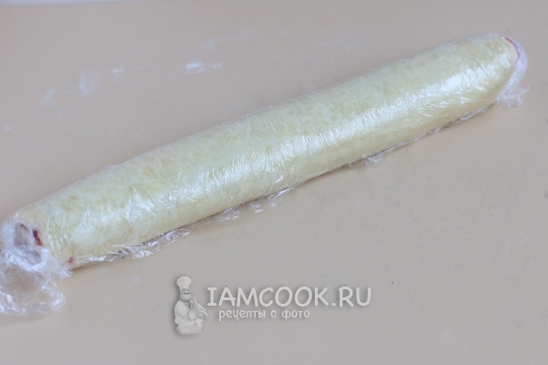Завернуть рулет в пленку