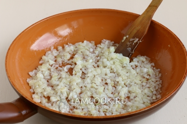 Обжарить лук