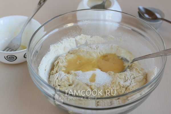 Добавить яйца, сахар и муку