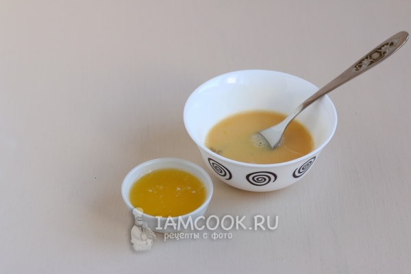 Взбить яйца и растопить масло