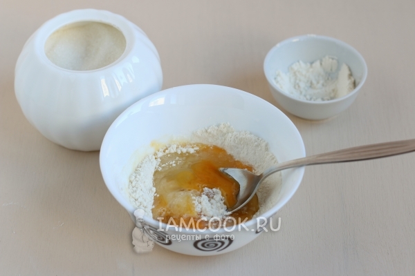 Соединить яйца, сахар и муку