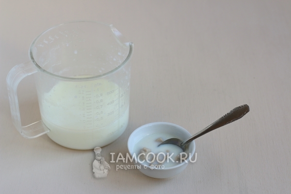 Залить дрожжи молоком