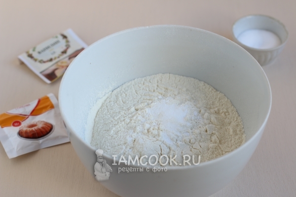 Соединить муку, ванилин и разрыхлитель