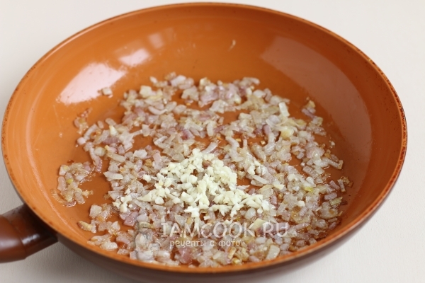 Положить к луку чеснок