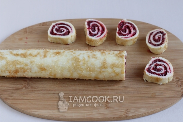 Порезать рулет на кусочки