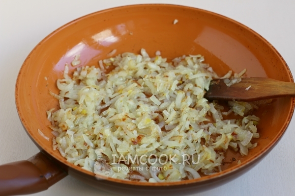 Обжарить лук