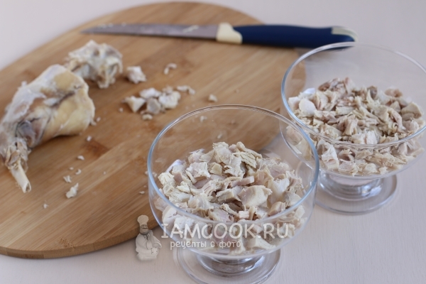 Положить слой мяса