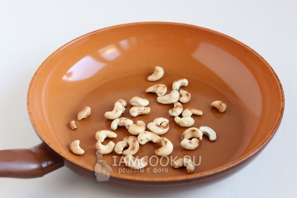 Обжарить кешью