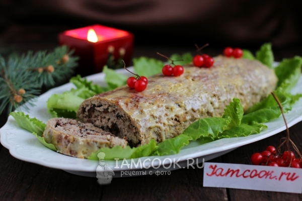 Фото праздничного рулета из свинины с черносливом и орехами