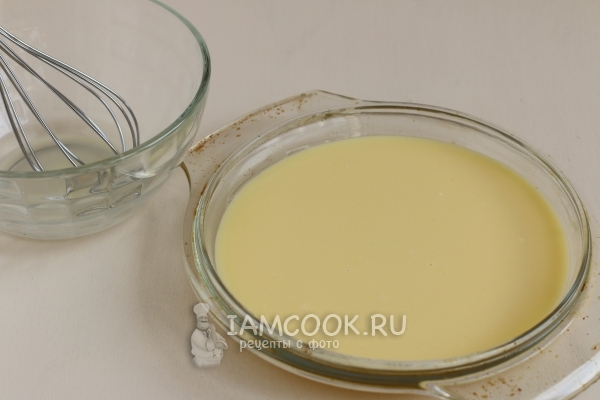 Влить яичную смесь в форму