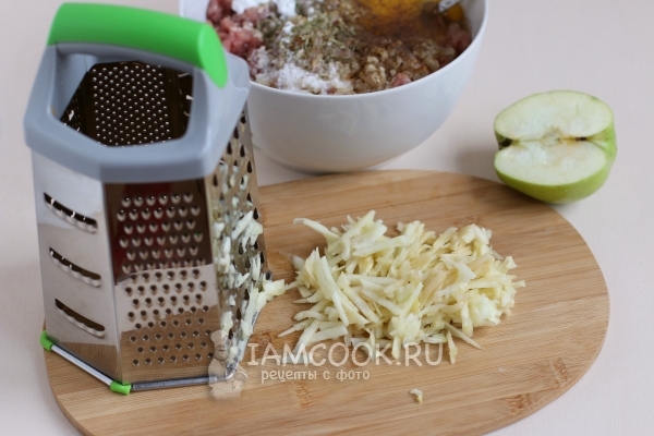 Натереть яблоко