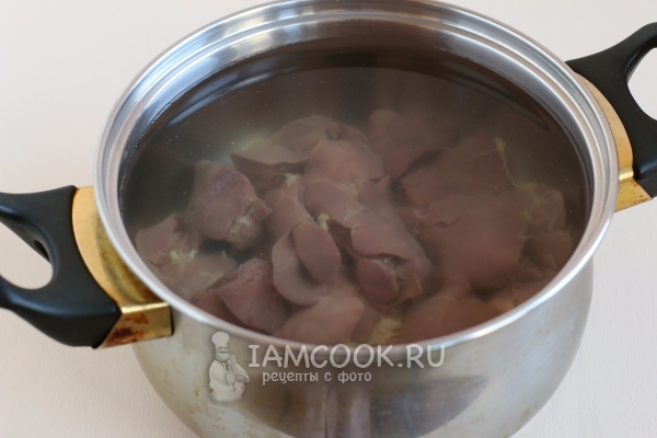 Положить печень в кастрюлю с водой