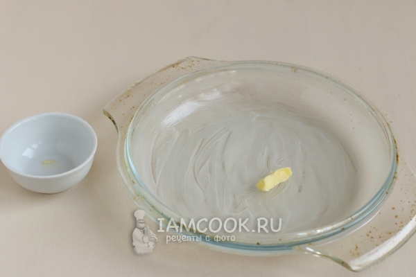 Смазать форму маслом