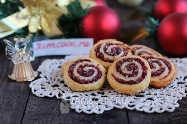 Фото праздничного печенья с клюквой и орехами