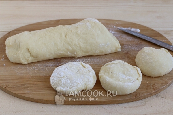 Разделить тесто на кусочки