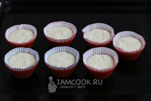 Заливаем тесто в формочки