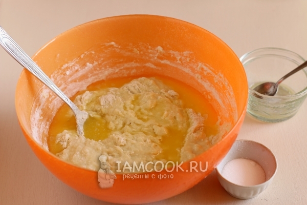 Влить масло