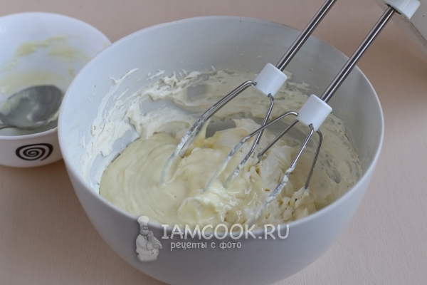 Смешиваем компоненты крема и взбиваем