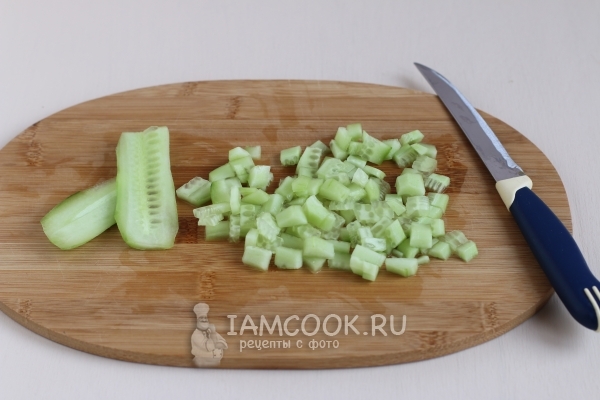 Порезать огурцы