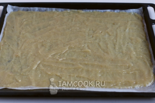 Выложить яблочную массу на пергамент